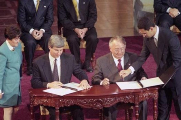  firma de los Acuerdos de Paz (1996)