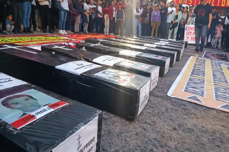 Simulación de ataúdes de asesinados en Ayacucho