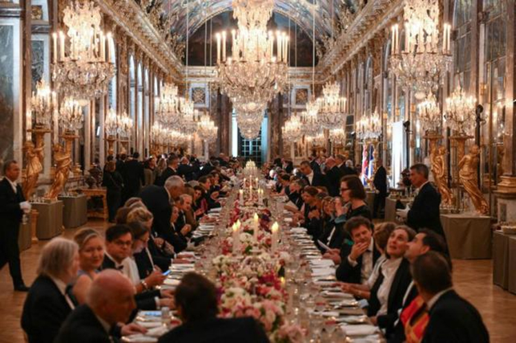 Cena de recepción a Charles III en Versailles